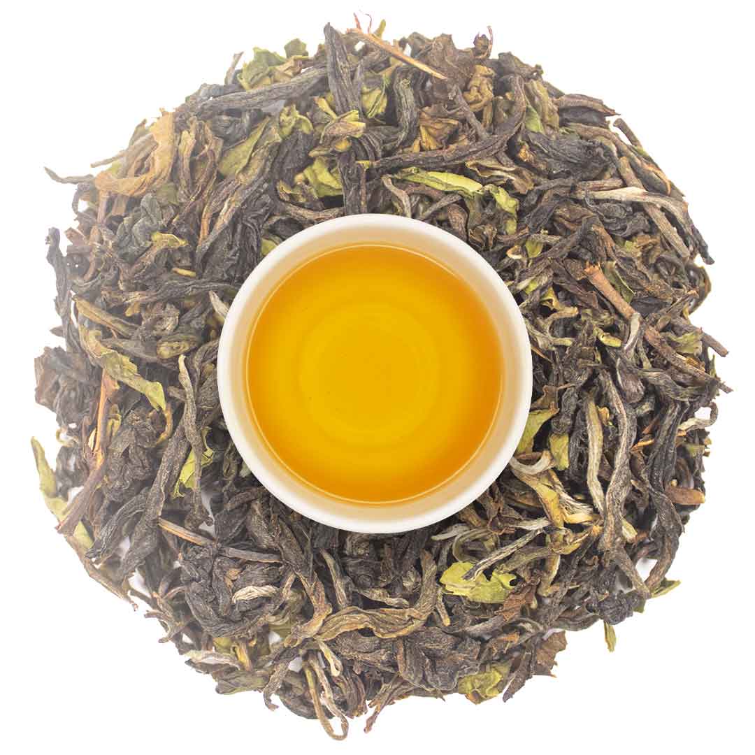 Darjeeling Fruity Oolong Tea with Dry Tea Leaves
